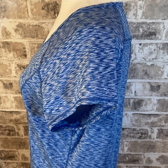 Calvin Klein Performance tee. Size L. Quick dry. Blue. Peekaboo back. - Picture 7 of 13